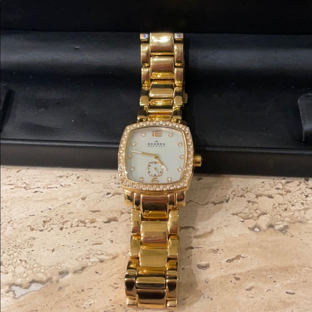 Women’s watch gold